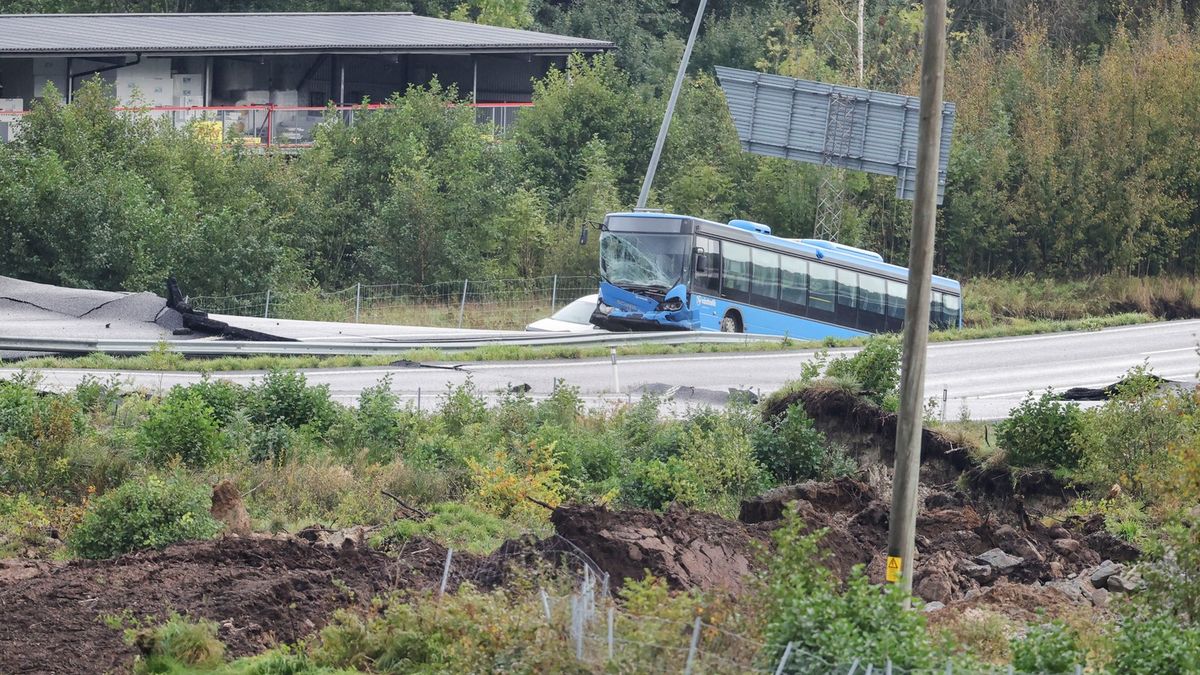 Fotky: Sesuv půdy na švédskou dálnici způsobil obrovské propadliny